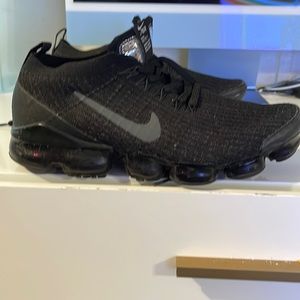 Black Vapor Max size 9 1/2